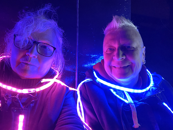 Anna och jag sitter i ljusdräkter på taket till Uppsala slott