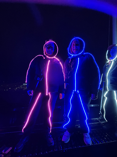 Anna och jag står i ljusdräkter på taket på Uppsala slott