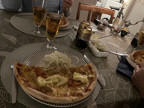 En halv pizza hos Annas snälla mamma