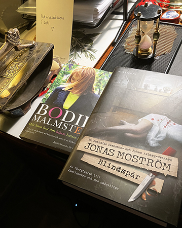 Böckerna Hör bara hur ditt hjärta bultar i mig och Blindspår