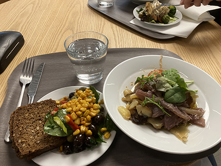 Bröd grönsaker och kycklingröra