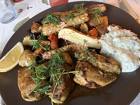 Citronkyckling med sesamfrön rotfrukter och gurkröra