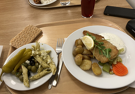Fisklunch med potatis grönsaker pasta och lingondricka