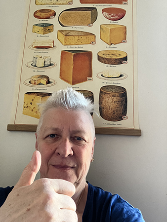 Jag gör tummen upp vid ostplanschen