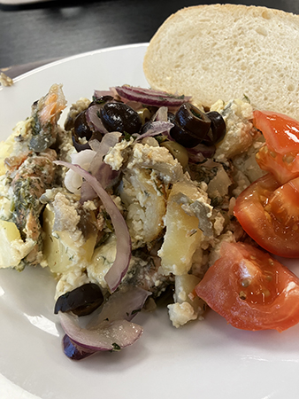 Laxpudding med grönsaker bröd o skirat smör Laxpudding med grönsaker bröd o skirat smör