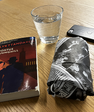 Lunchwrap med boken Lykttändaren
