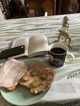 Mackor och kaffe till lunch hemma