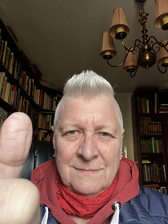 Nyklippt selfie med onda tummen upp