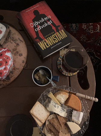 Ostassiett boken Djävulens advokat