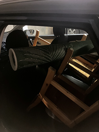 Stolar och matta till återvinning i bilen