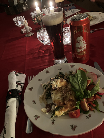 Grönkålspaj med ost och valnötter samt sallad och julöl