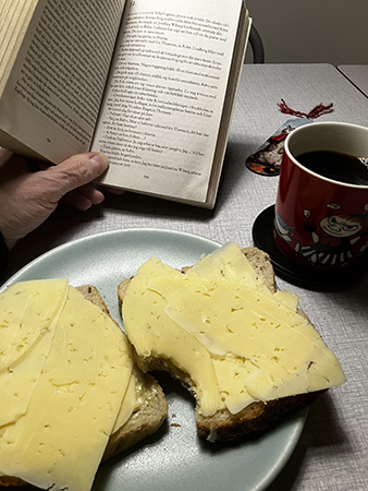 Kvällsmat ostmackor kaffe och bok