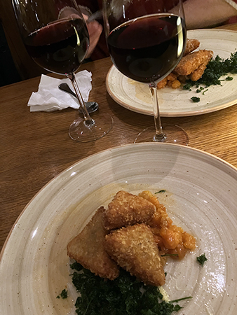 Friterad Västerbottenost och rödvin på Zum Franziskaners bakficka