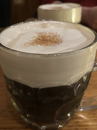 Irish Coffee i ölstop på Zum Franziskaners bakficka
