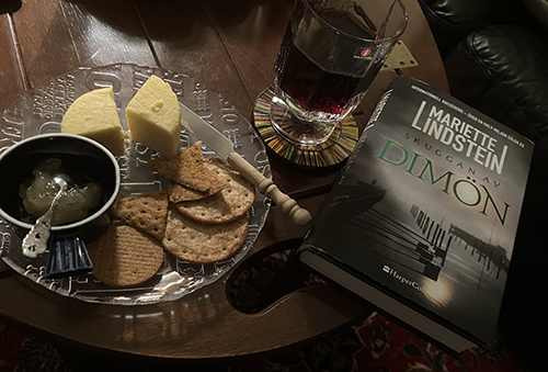 Cheddarost kex äpple o ingefärsmarmelad vin och boken Skuggan av Dimön