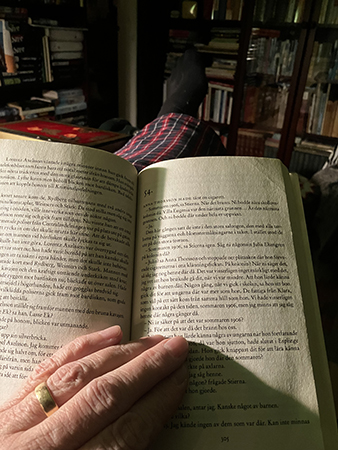 Läser vid skrivbordet