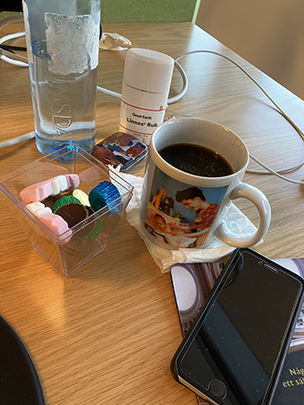 Tillbehör vid skrivbordet för att kunna jobba eftermiddag