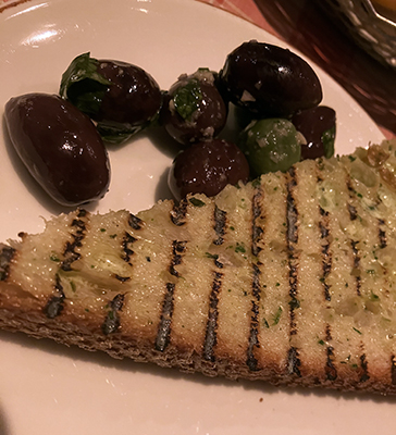 Vitlöksbröd och oliver på Agaton