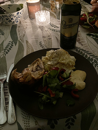 Grillad kyckling och potatisgratäng sallad öl