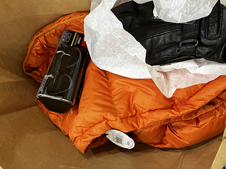 Simglasögon orange dunjacka och handskar