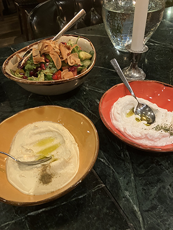 Sallad och dipper Byblos