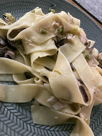 Laxpasta med tre sorters lök