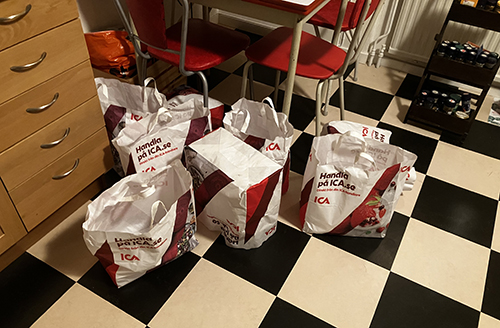 Tomma papperskassar på köksgolvet