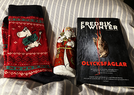Muminjulstrumpor chokladtomte och boken Olycksfåglar