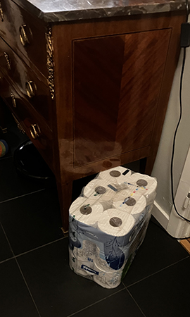 Storpack toalettpappersrullar i hallen