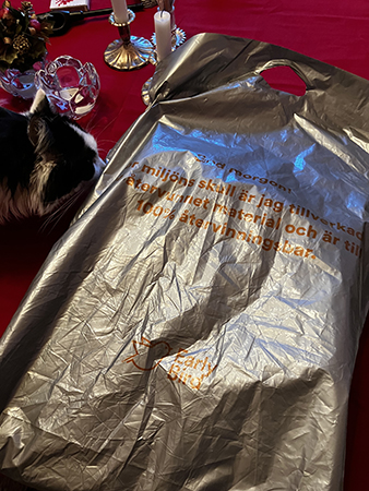 En grå påse som Lucifer nosar på