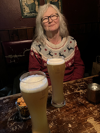 Anna och två veteöl samt nötter på Wirströms