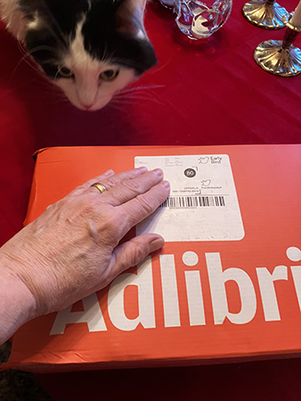 Min hand på Adlibrispaket Lucifer tittar på