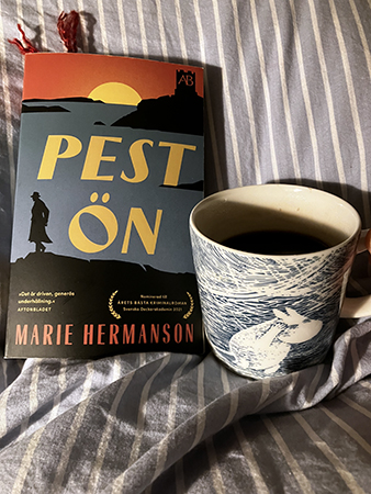 Boken Pestön och kaffe på sängen