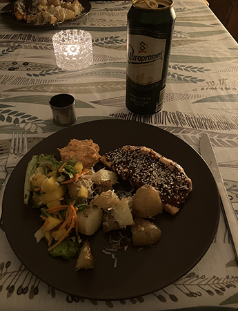 Lax med potatis råkost fetaoströra öl