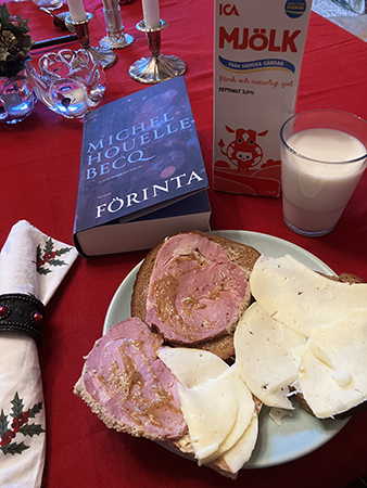 Lunchmackor mjölk och boken Förinta