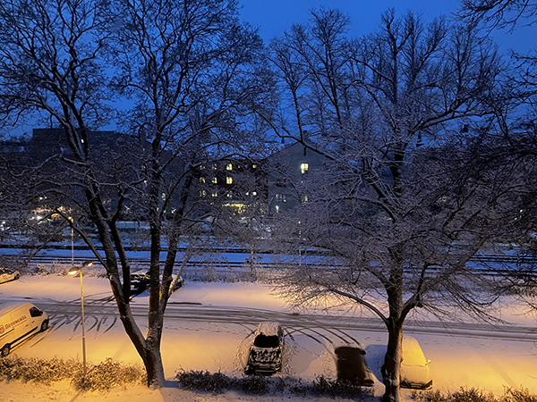 Vintermorgon mot Österplans parkering och järnväg den 23 december 2022