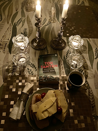 Kvällskaffe med mackor och boken Toktanten