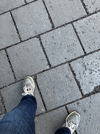 Mina fötter på trottoaren