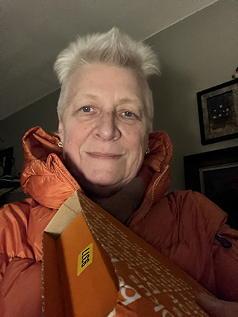 Selfie i orange jacka med orange Bokuspaket i famnen