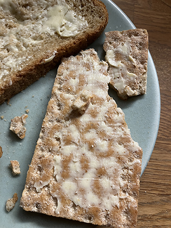 Tappad och trasig knäckemacka
