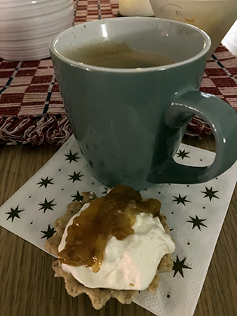 Kaffe och mandelsnäcka med grädde och hjortronsylt Trettondedagsafton hos IM