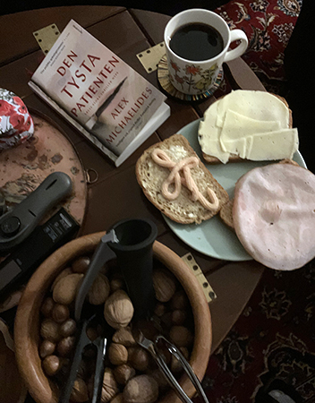 Kaffe mackor nötter och boken Den tysta patienten