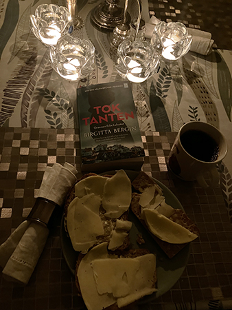 Kaffe mackor och boken Toktanten