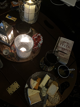 Ostassiett vin och boken Den tysta patienten