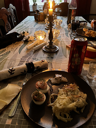 Trettondedagsmiddag med Janssons frestelse ägghalvor och sill