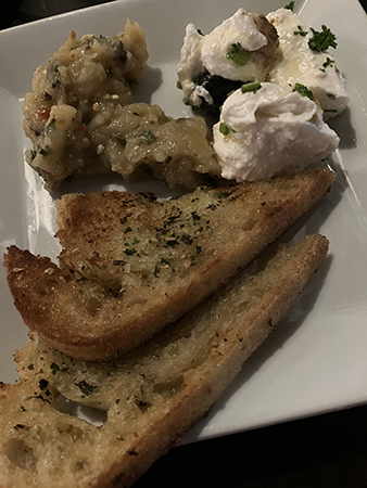 Två grekiska röror och vitlöksbröd Opa