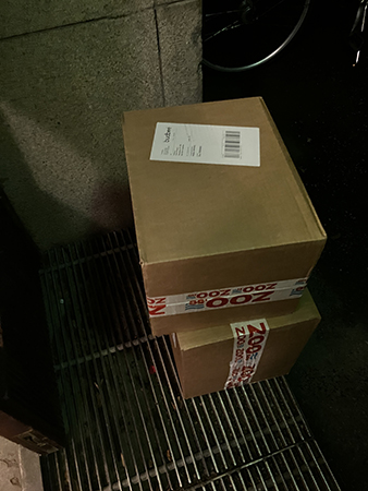 Två lådor kattsand utanför porten