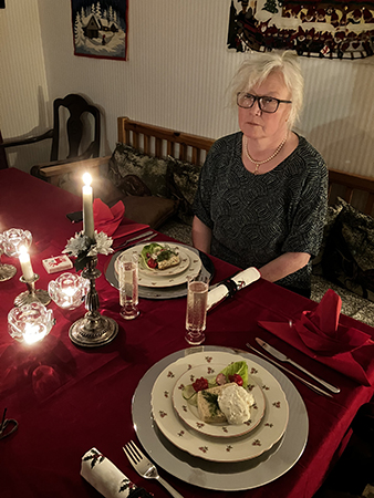 Anna vid matbordet nyår 2022
