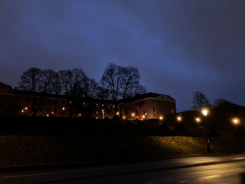Baksidan av Uppsala slott sett från Dag Hammarskjölds väg