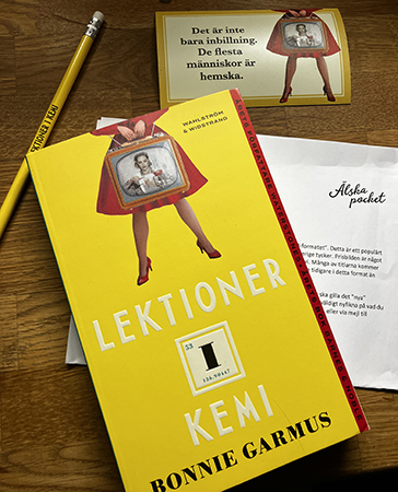 Bonnie Garmus bok Lektioner i kemi från Älska pocket samt magnet och blyertspenna